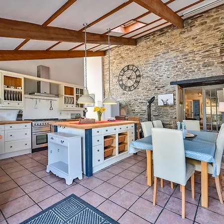 Polean Farm - With Free Animal Feeding And Pony Rides And Free Access To A Nearby Pool Vakantiehuis Looe