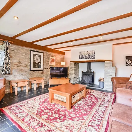 Polean Farm - With Free Animal Feeding And Pony Rides And Free Access To A Nearby Pool Holiday home Looe